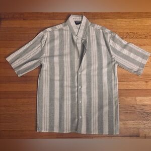 Men’s Textured Short Sleeve Button Up Shirt Size Large